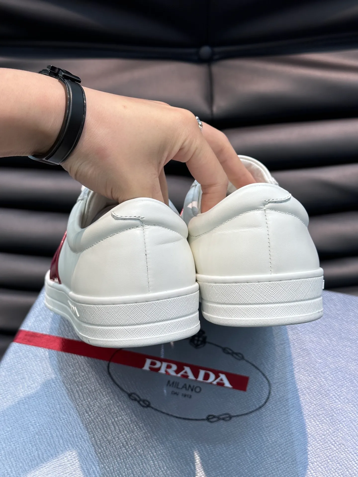Men's shoes 💰p360 "Men's shoes 💰pRAD*" Prada's new high-end men's casual sports shoes. This leather sports shoe uses calfskin upper. The body of the shoe interprets the Prada letter brand logo from multiple angles. The brand logo is embellished on one side of the upper, all explaining the brand style. Sheepskin lining, lightweight, comfortable and durable! Size: 38-44